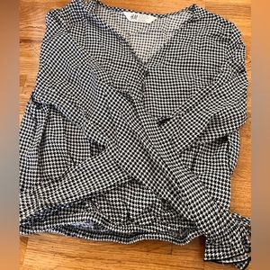 Youth H&M blouse size 12, 13. Worn once. Black and white hounds tooth